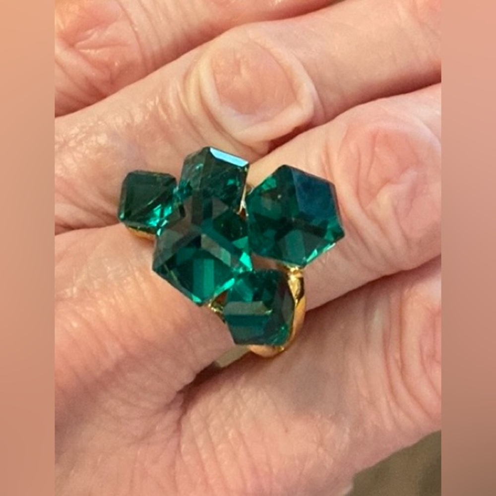 NEW Stunning Emerald colour cube ring